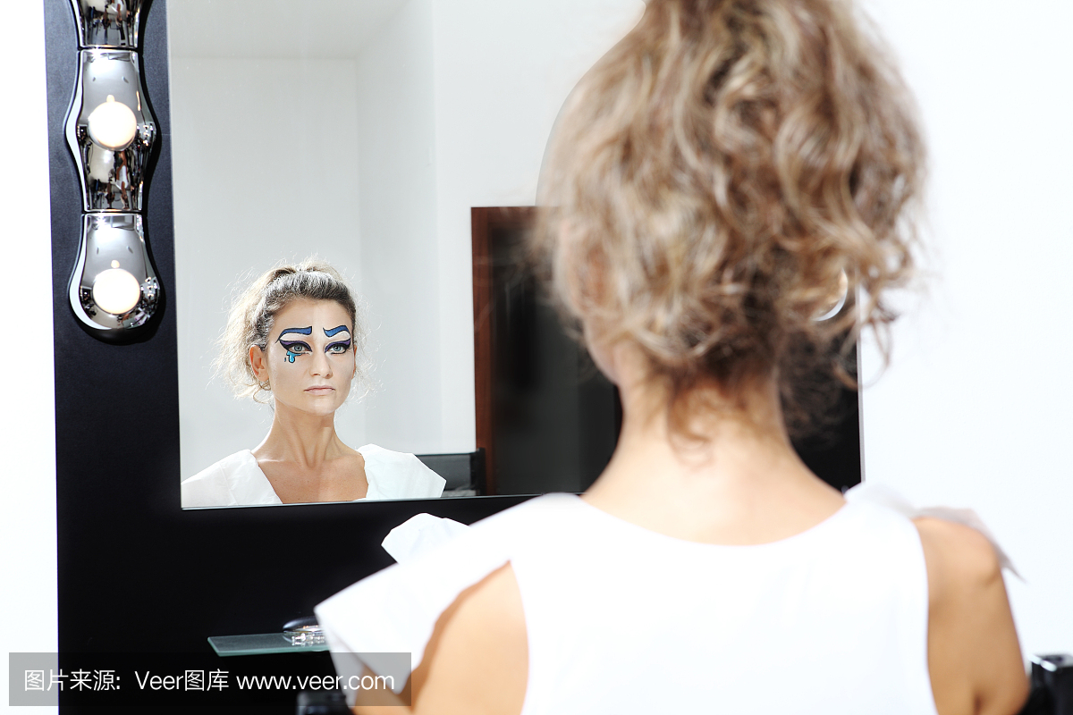 模特照镜子,化妆概念